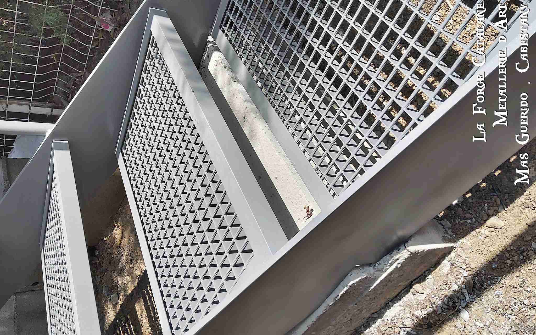 marches en caillebotis forge catalane.jpg